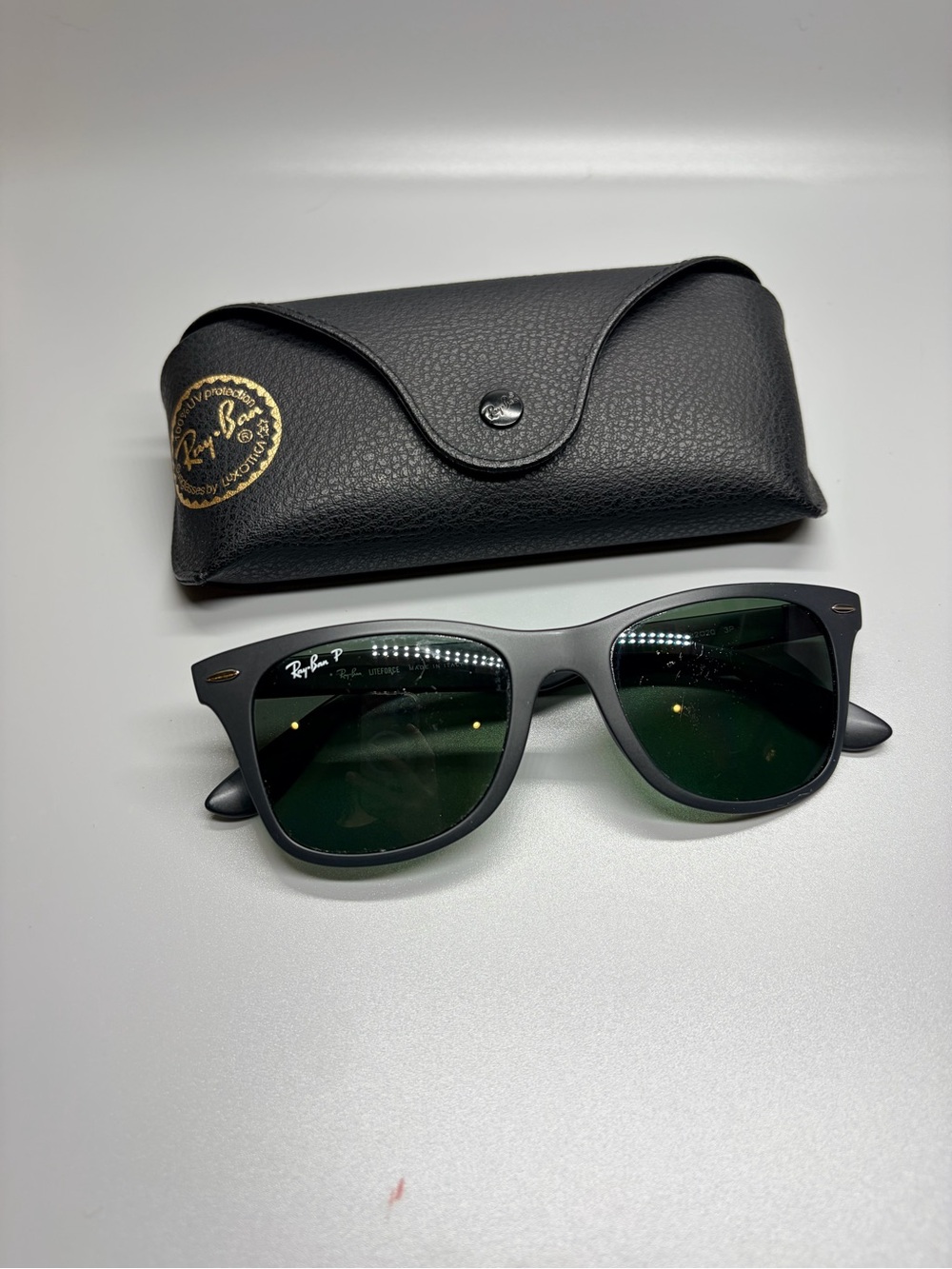 Ray-Ban Matte Black Wayfarer Sunglasses with and Case